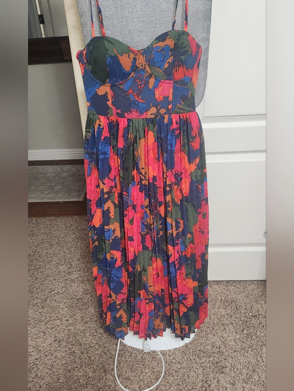 NWT Lulus Kinleigh Red Multi Abstract Pleated  Dress - Smooth Front - Size M